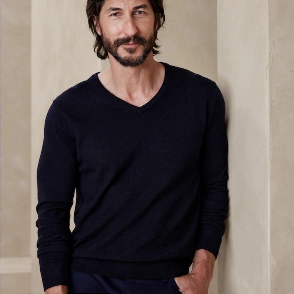 Banana republic merino wool sweater men black and beige available.